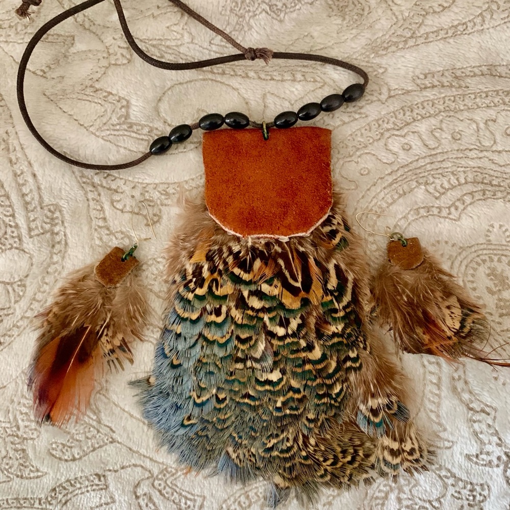 VINTAGE Feather & Suede Necklace with matching earrings